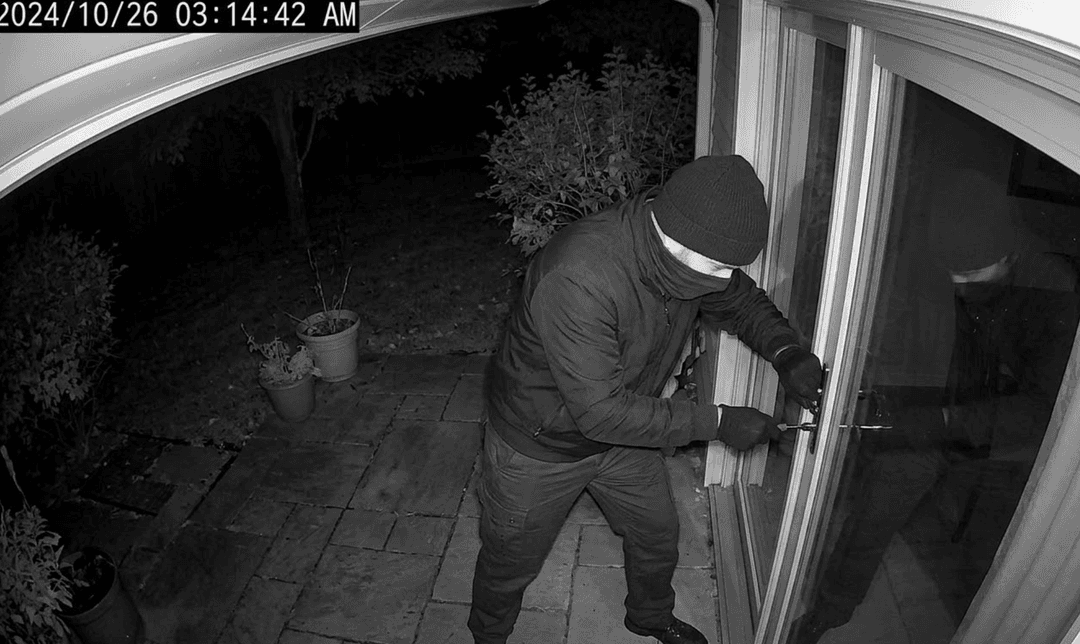 Intruso intentando entrar